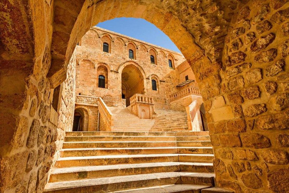 Mardin'in asırlara meydan okuyan Deyrulzafaran Manastırı