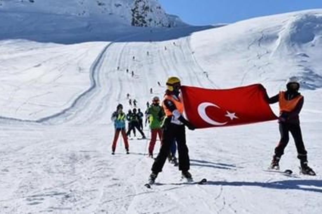 Kış mevsiminin en uzun yaşandığı Hakkari'de kayak sezonu açıldı