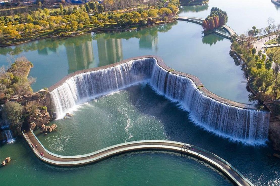 Çin'in yapay şelalesi turist akınına uğruyor