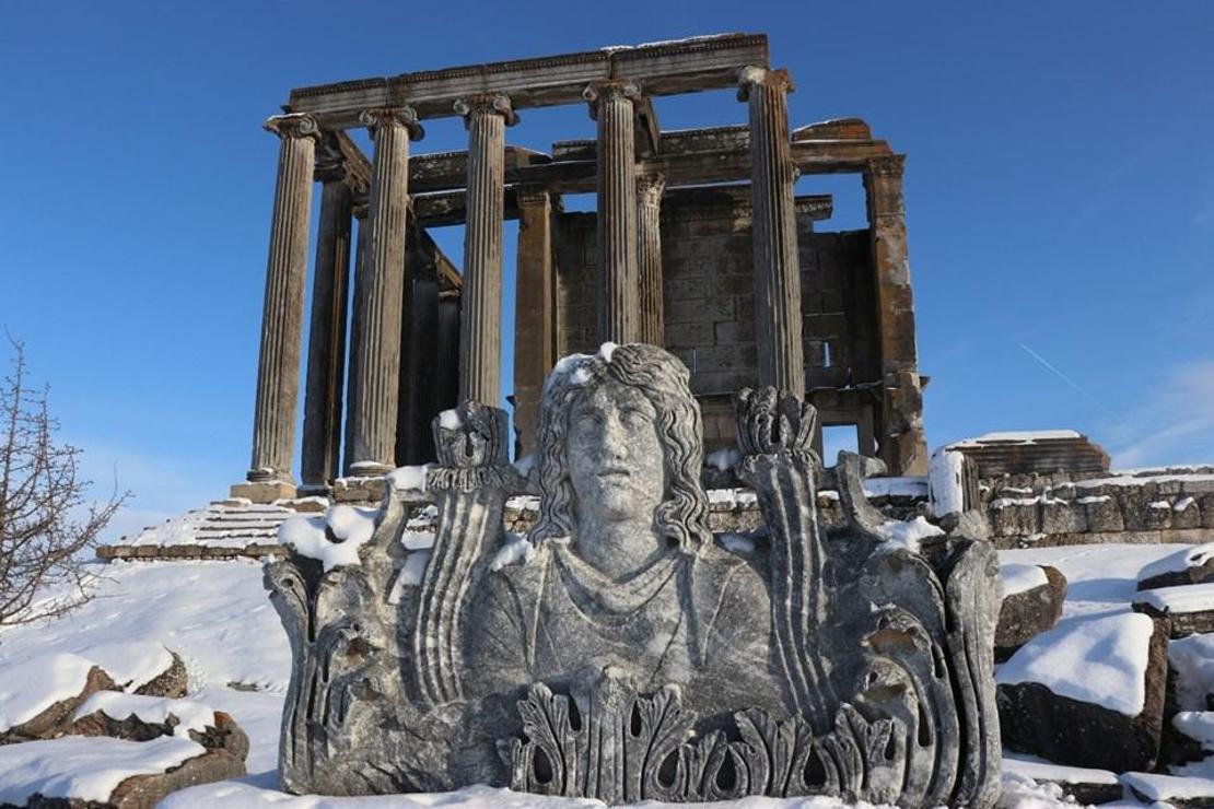 Türkiye'nin 'İkinci Efes'i Aizanoi Antik Kenti karlar altında