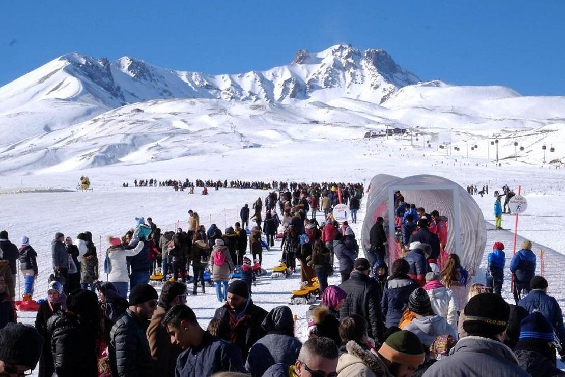 Erciyes bir ayda 400 bin kişiyi ağırladı