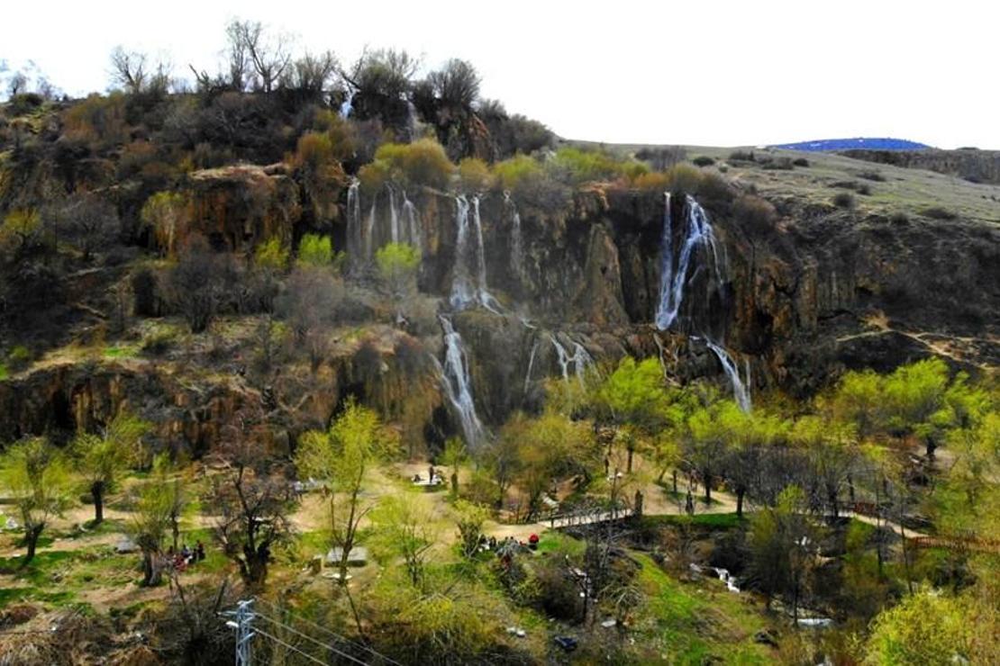 Erzincan'da Munzur Dağı'ndan gelen serinlik: Girlevik Şelalesi