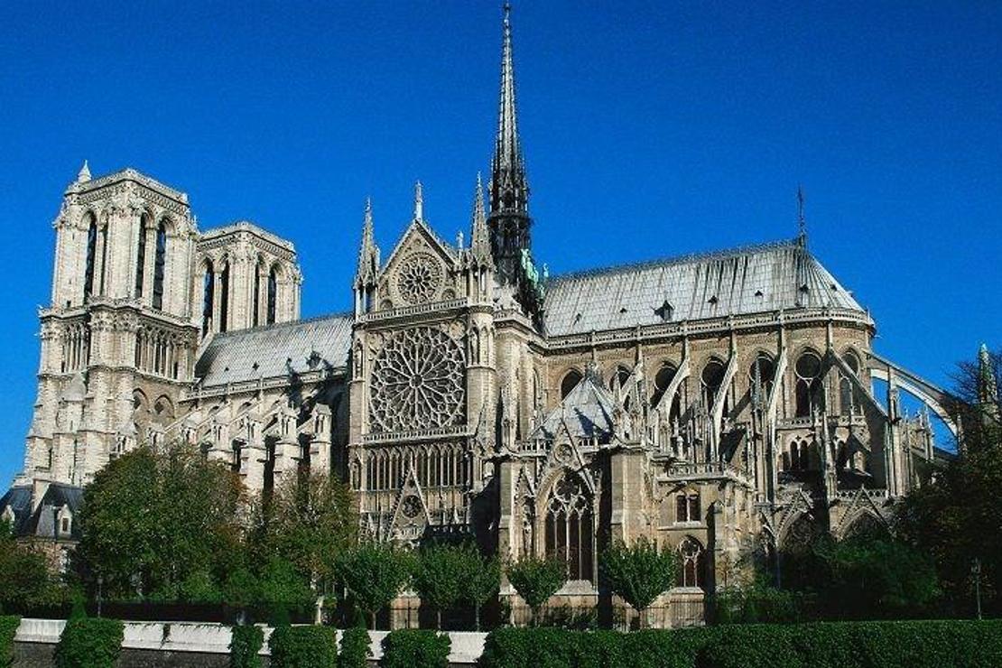 Paris'in 850 yıllık tarihi 'Notre Dame Katedrali' yandı