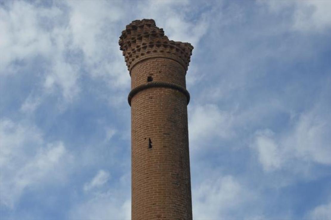 Tarlaların ortasında kalan tarih: Kırık Minare