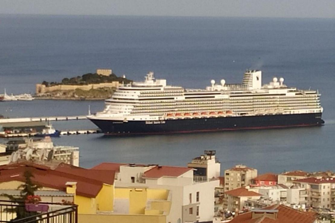 Ünlü transatlantik üç yıl sonra yeniden Kuşadası'nda