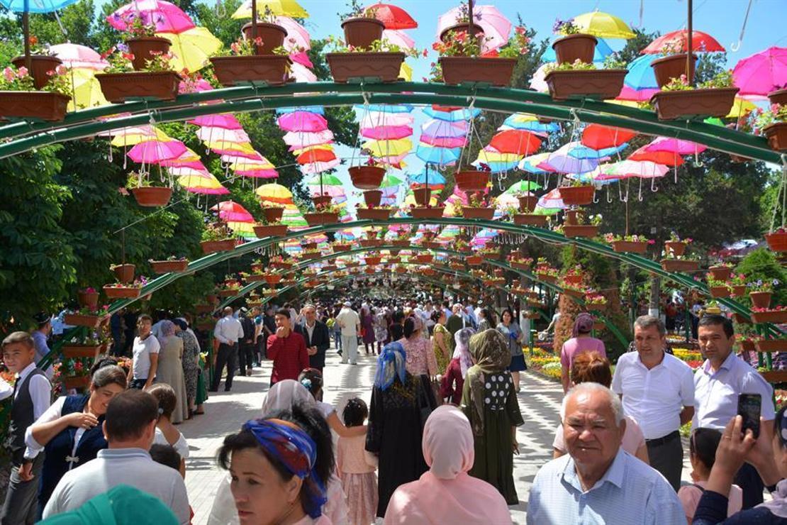 Özbekistan'da 59. Namangan Geleneksel Çiçek Festivali başladı
