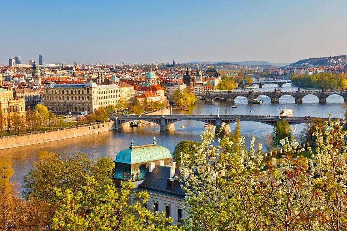 Haziranda Prag! Ihlamurlar altındaki Ortaçağ güzeli...