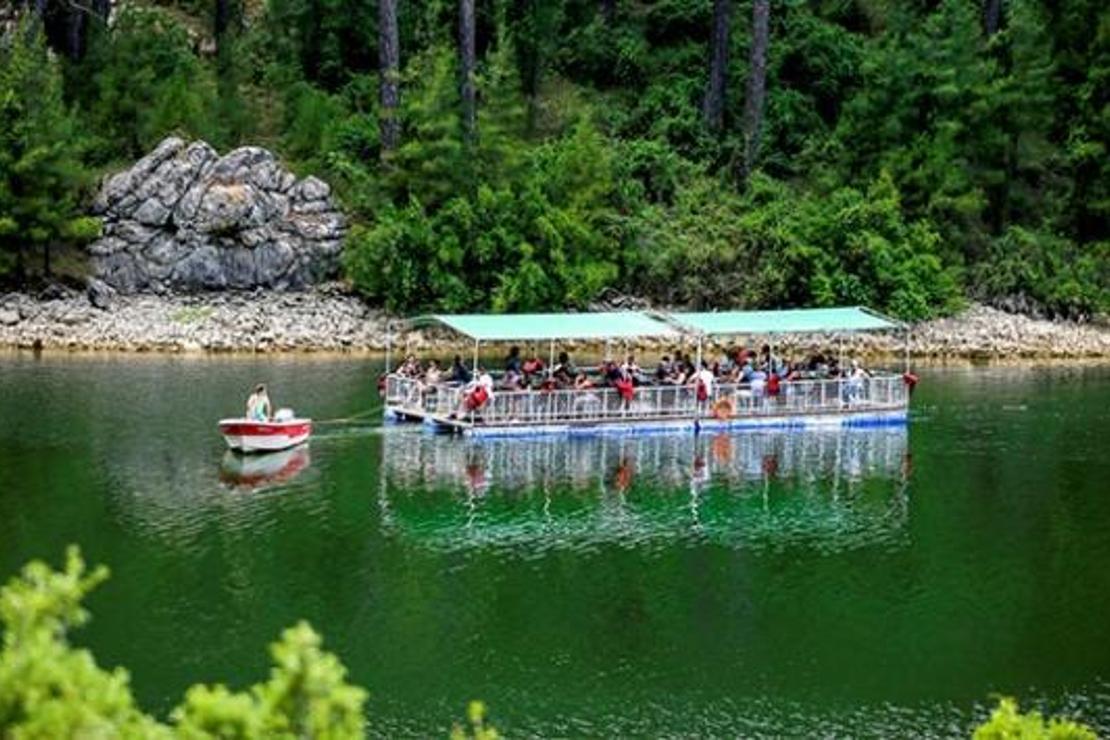 Yüzer platformda eşsiz göl manzarası