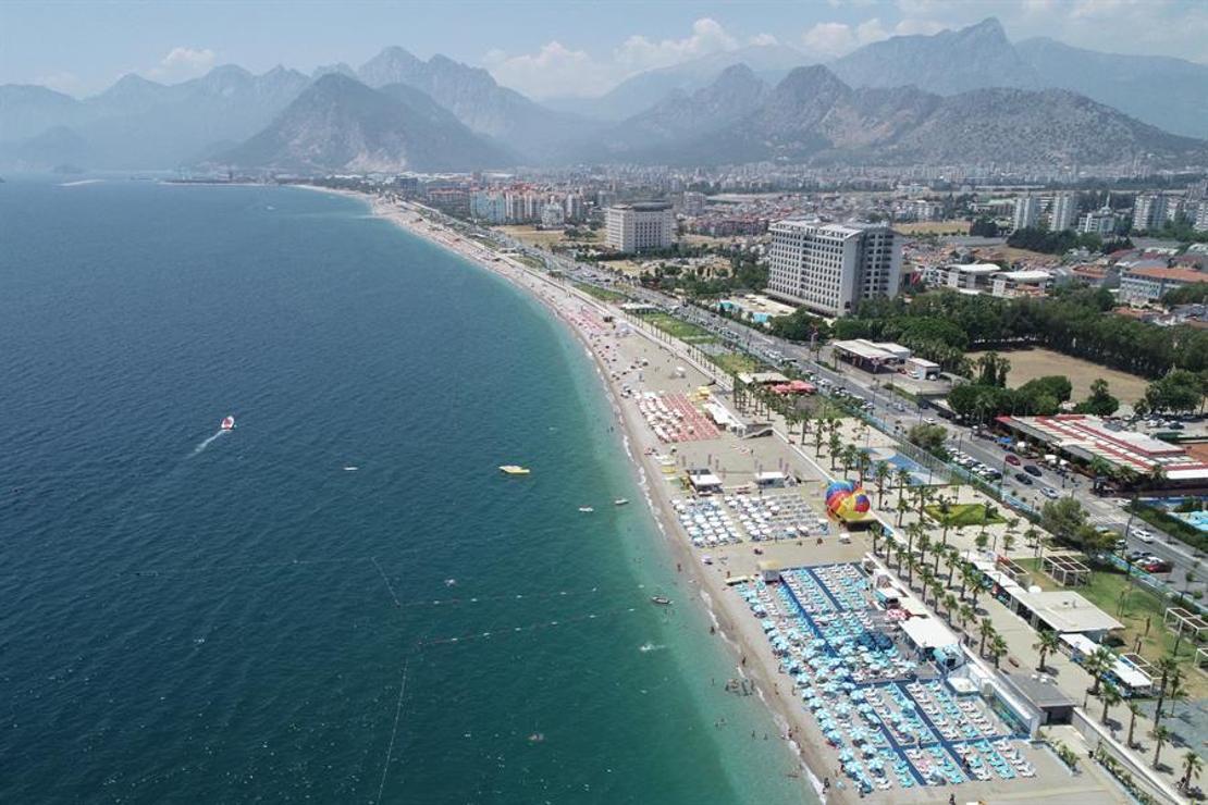 Antalya'da turistler sahilleri doldurdu