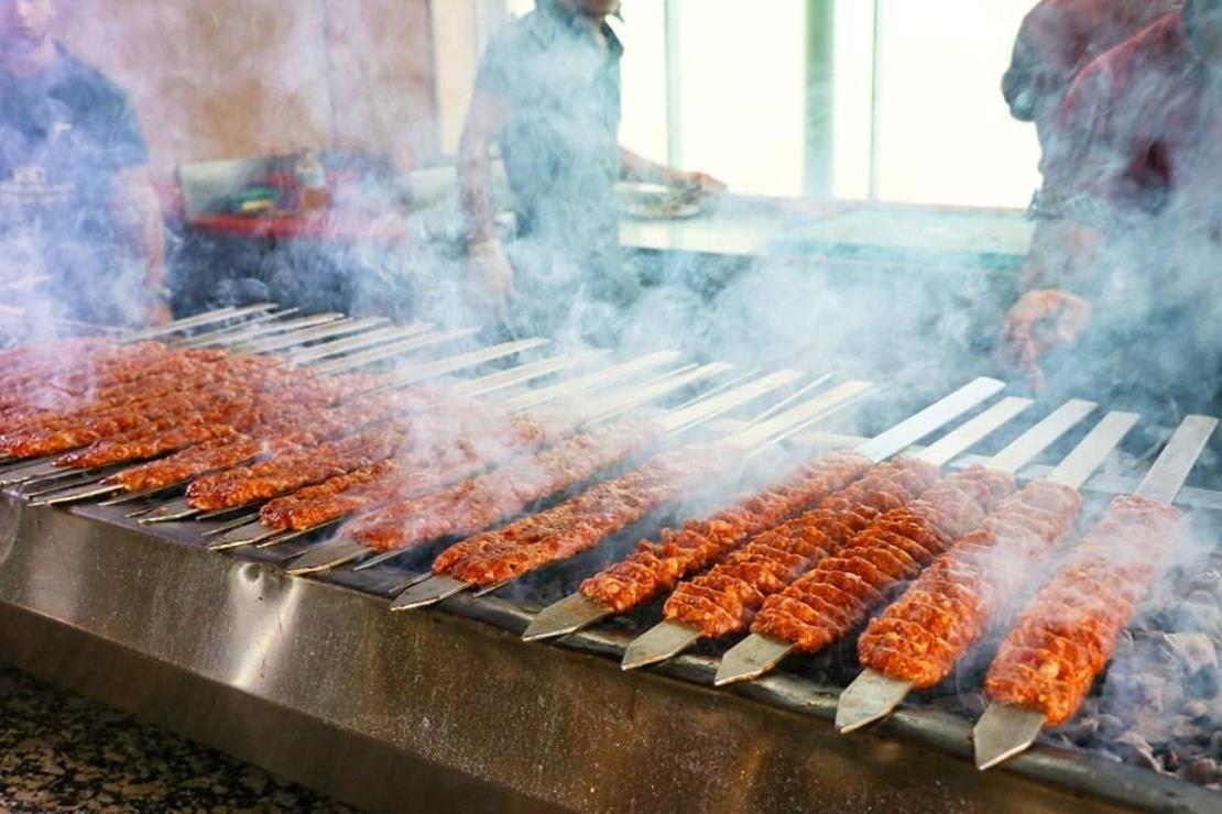 Adana'da 100 derece sıcakta kebap pişiriyorlar