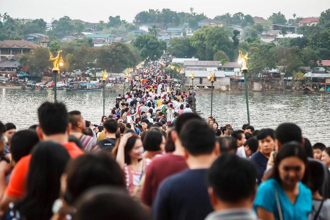 Tayland’daki 850 metre uzunluğundaki köprü kenti birleştiriyor