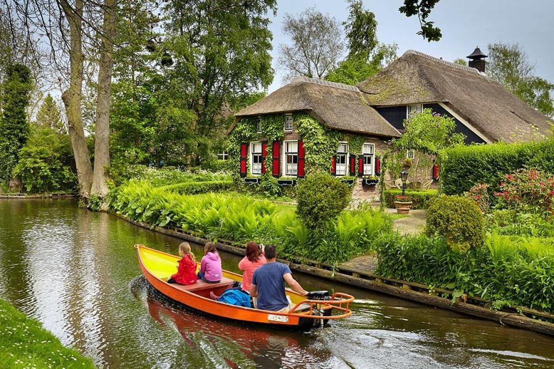 Kanalları ve rengarenk çiçekleriyle Giethoorn köyü