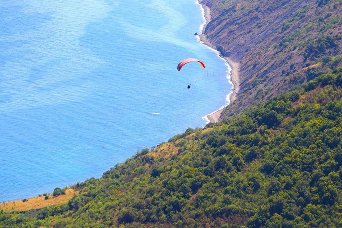 Tekirdağ'ın yamaç paraşütü durağı Uçmakdere adrenalin severlerin gözdesi