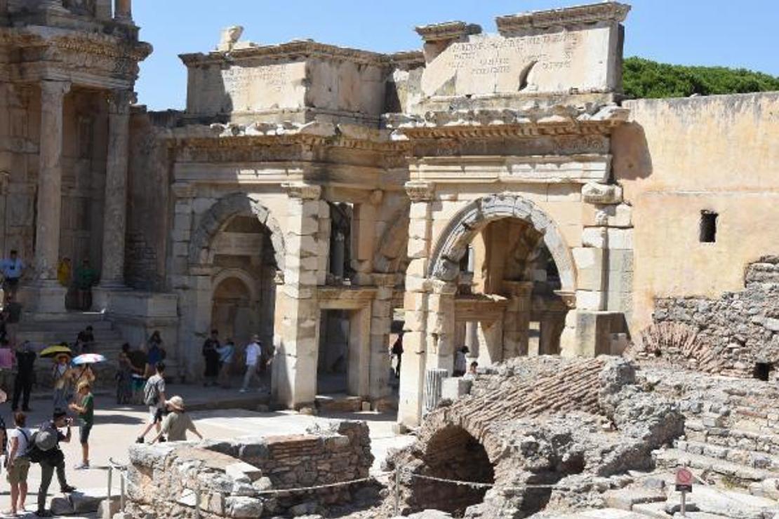 Efes Antik Kenti'ne turist akını