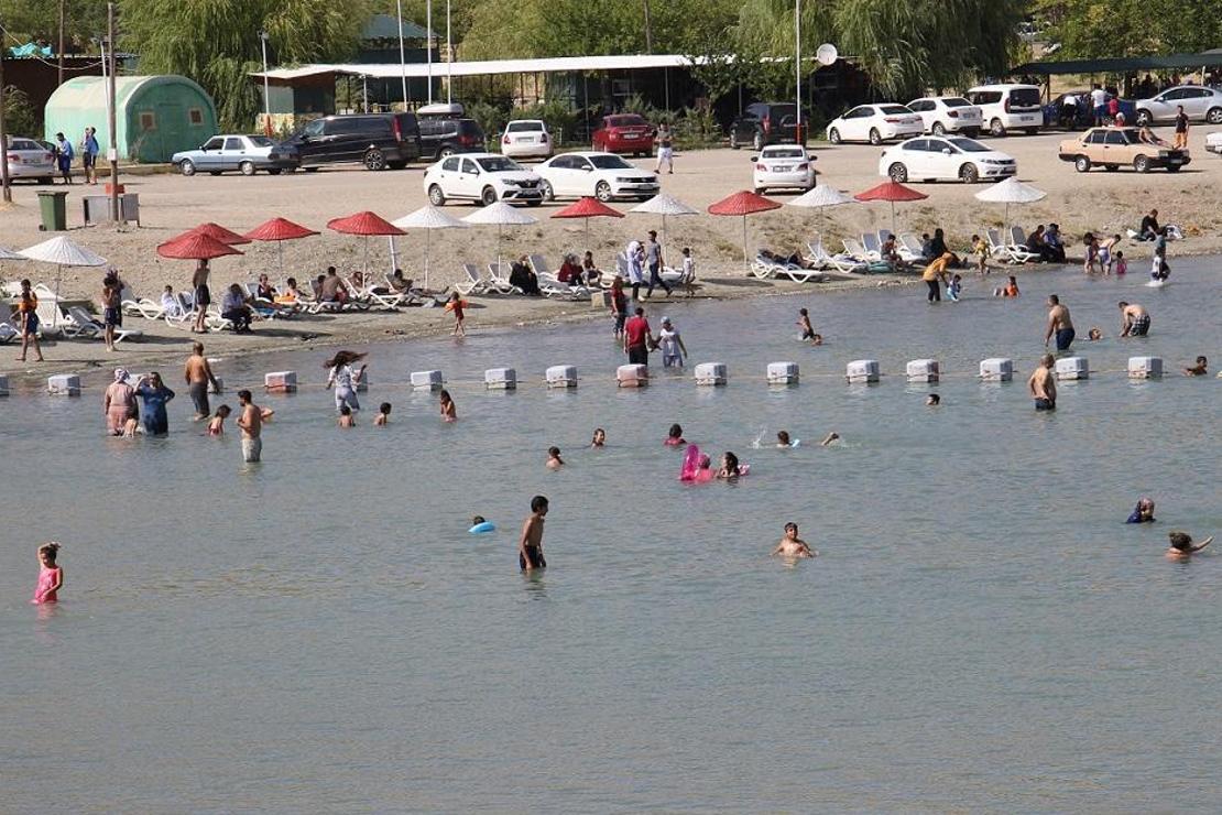 Sıcaktan bunalanlar Hazar Gölü'nde serinliyor