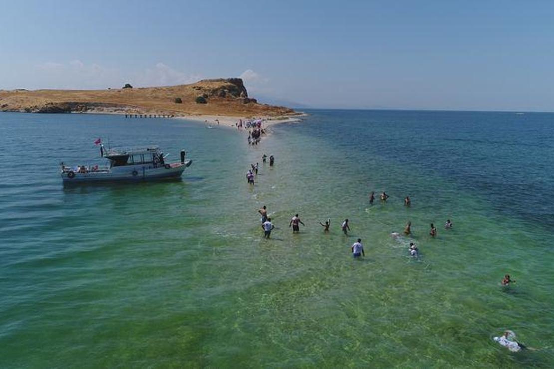 Su altındaki antik yoldan Çarpanak Adası'na ulaştılar