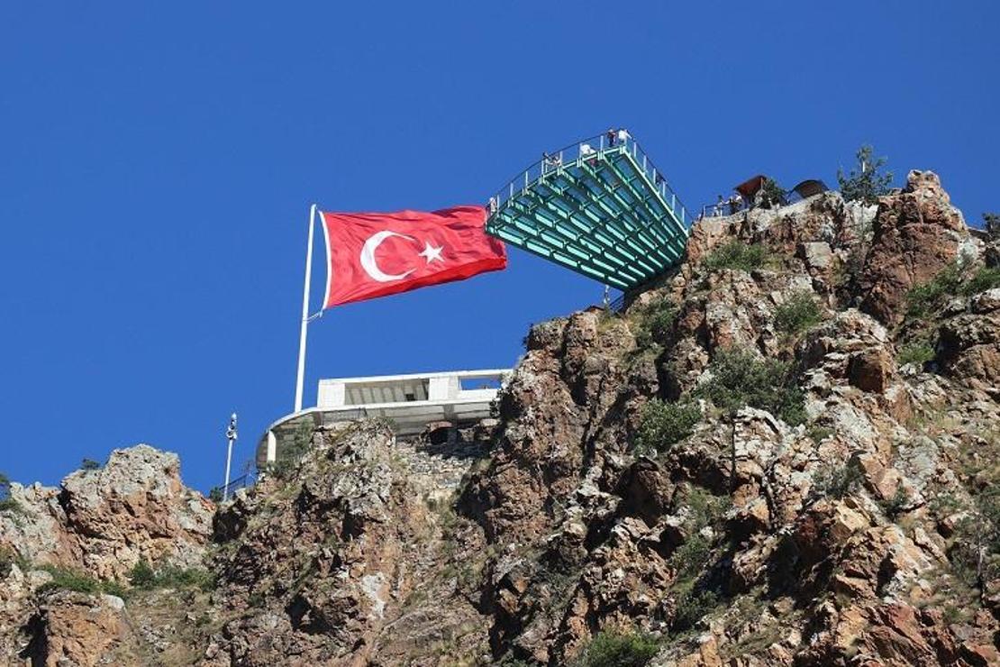 Adrenalin tutkunları Torul Kalesi Cam Seyir Terası'na akın ediyor