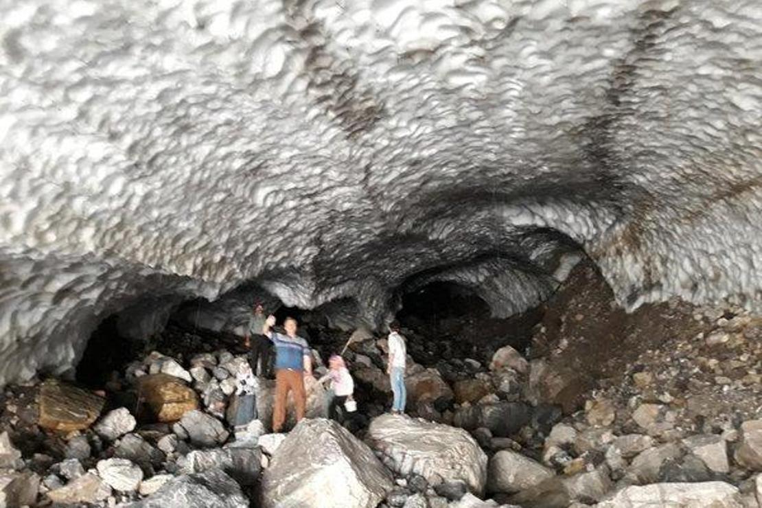 Sason'da görenleri hayrete düşüren kar tüneli