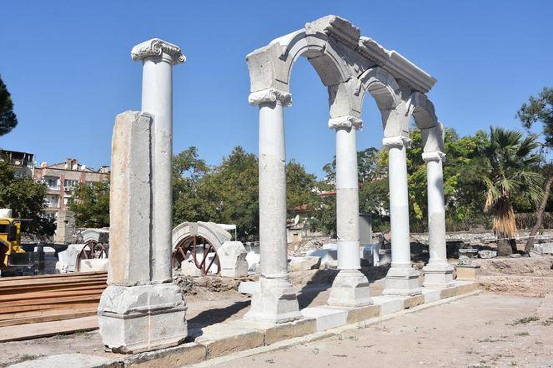 Thyateira Antik Kenti’ndeki Roma Caddesi sütunları ayağa kaldırılıyor
