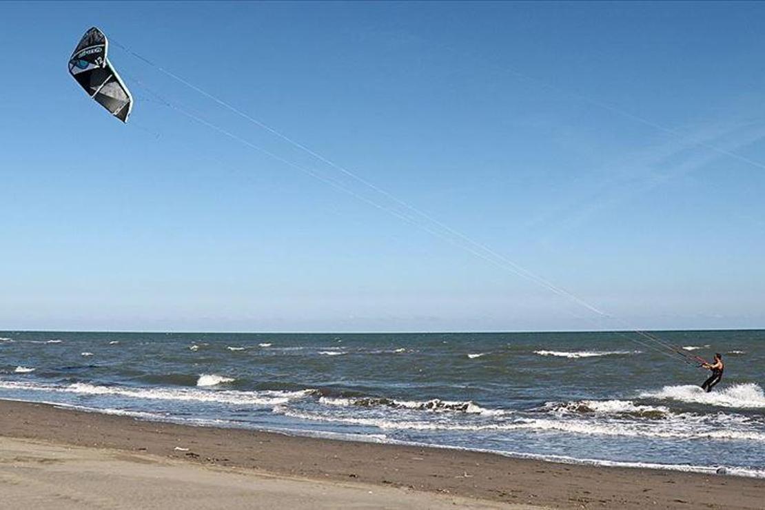 Karadeniz'de uçurtma sörfü keyfi