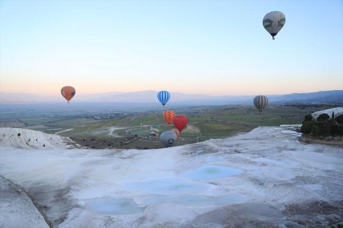 Pamukkale'de balonlar 153 bin kişiyi uçurdu