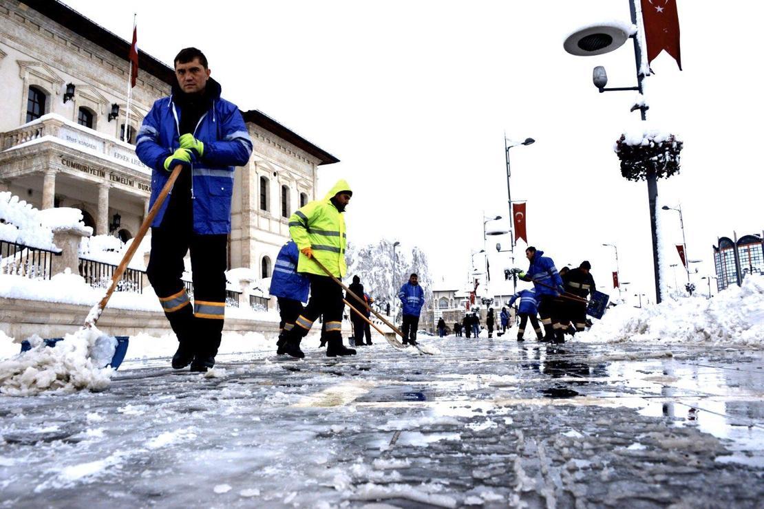 Belediyelerinin sosyal medyadaki kar ve soğuk hava 'atışması' gülümsetti