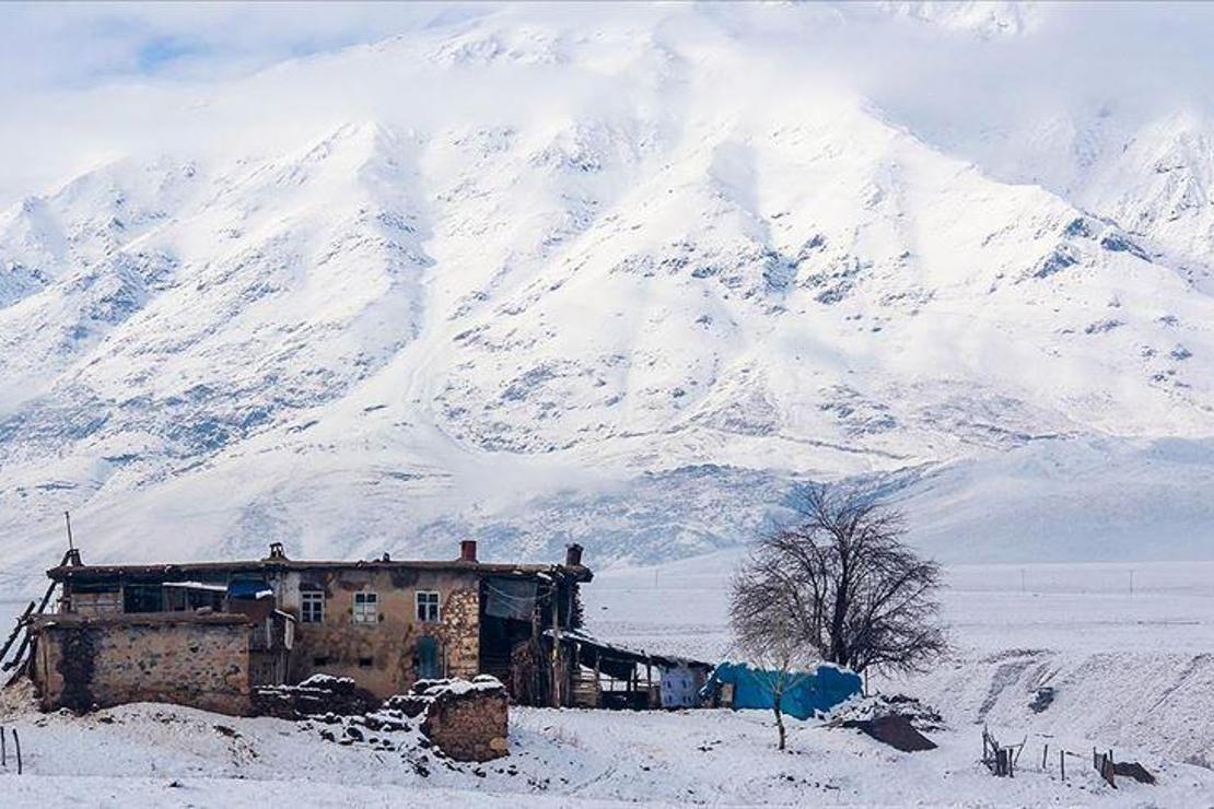 Ovacık'ta kış zorlukları ve güzellikleriyle yaşanıyor