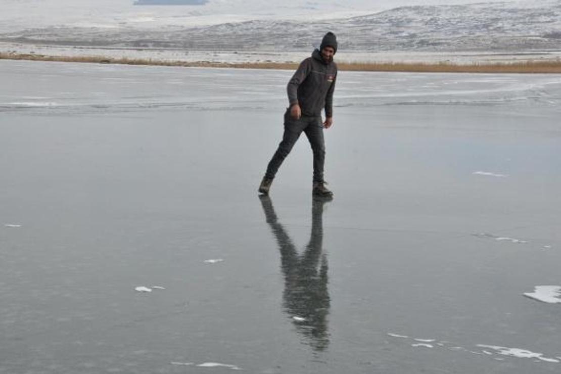 Gençlerin Çıldır Gölü'nde buzla sınavı