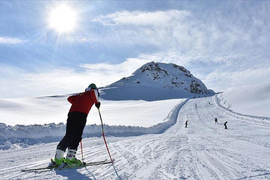 Hakkari'de 2 bin 800 rakımlı kayak merkezi sezonu açtı