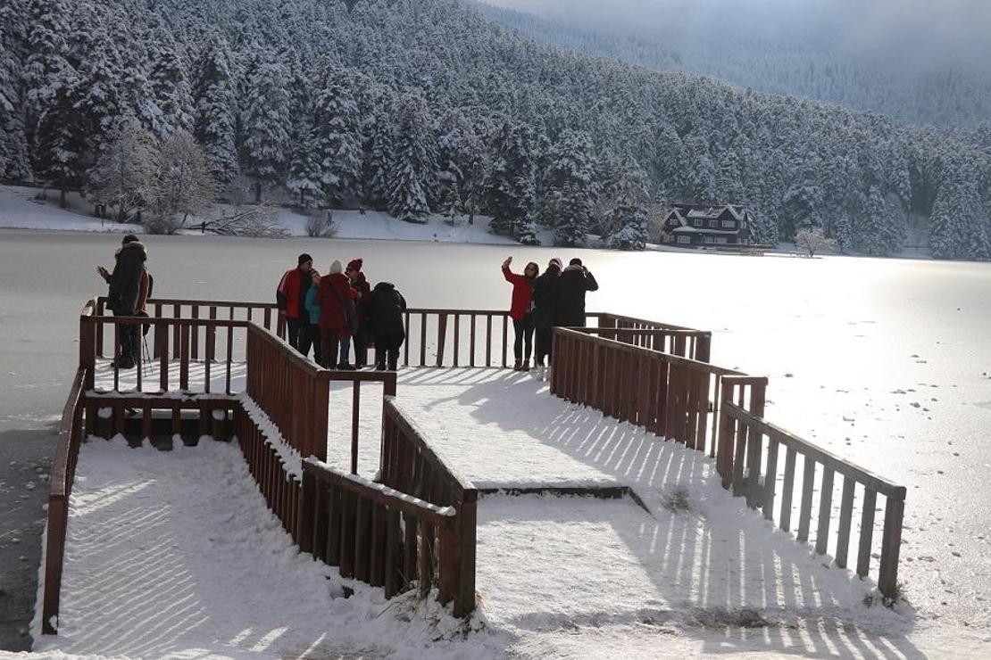 Gölcük Tabiat Parkı'ndaki göl buz tuttu