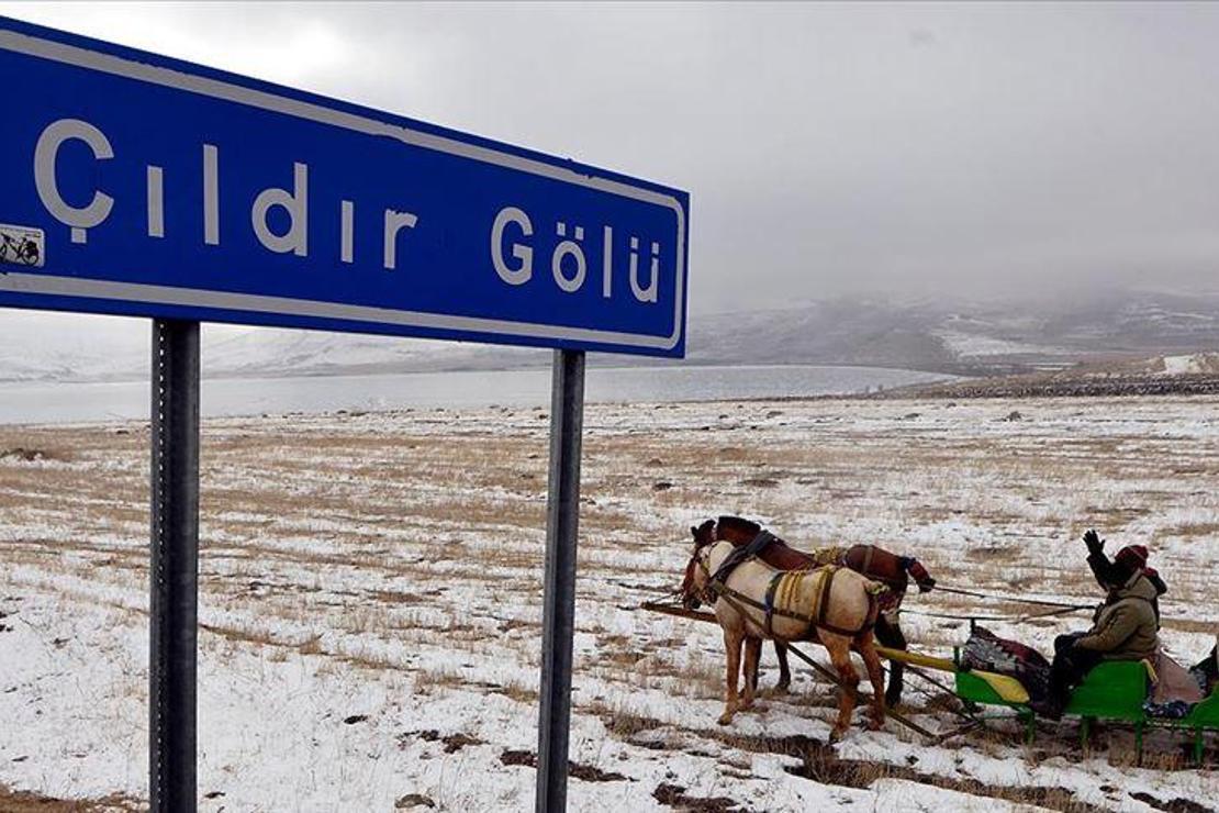 Atlı kızakçılar Çıldır Gölü'nün tamamen donmasını bekliyor