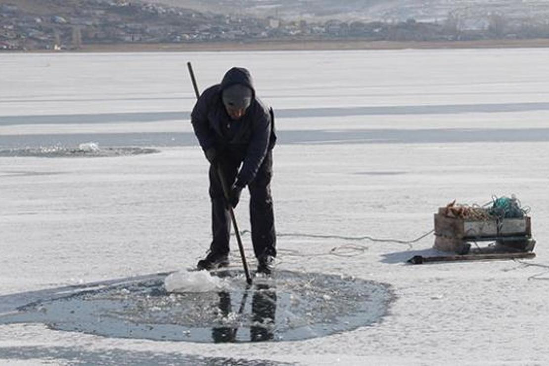 Çıldır Gölü'nde Eskimo usulü balık avlıyorlar
