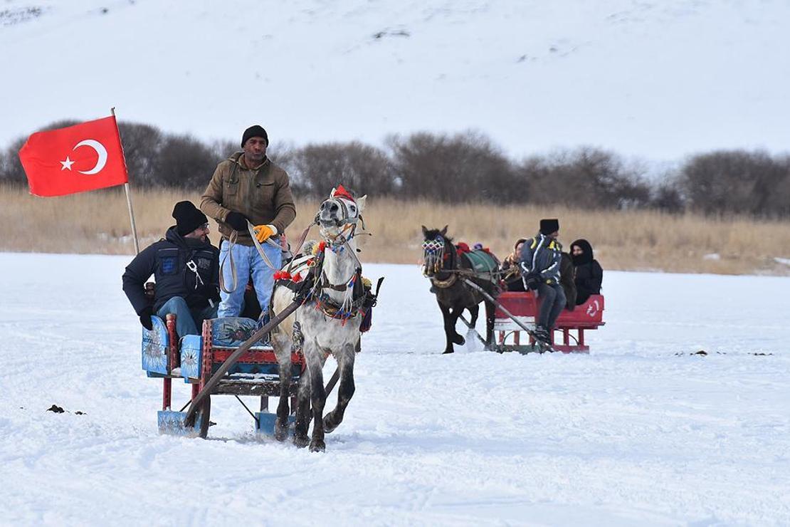 Turistler buz tutan Çıldır Gölü'nde atlı kızak keyfi yaşıyor