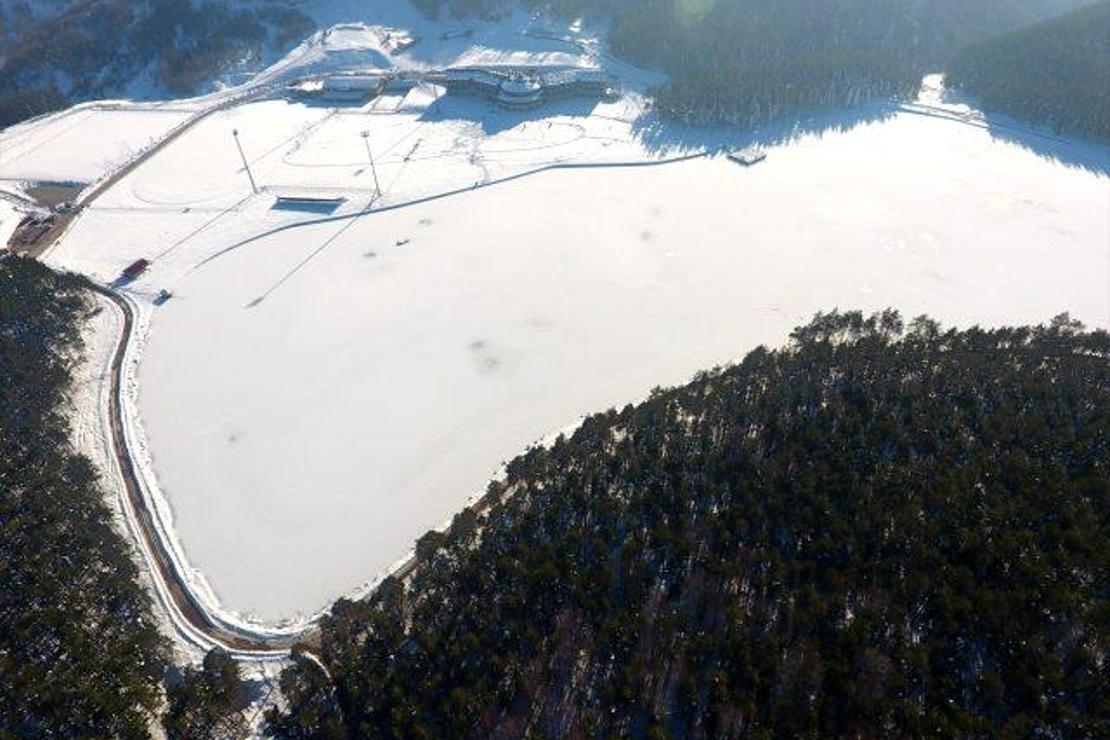 Topuk Yaylası'ndaki göletin yüzeyi buz tuttu