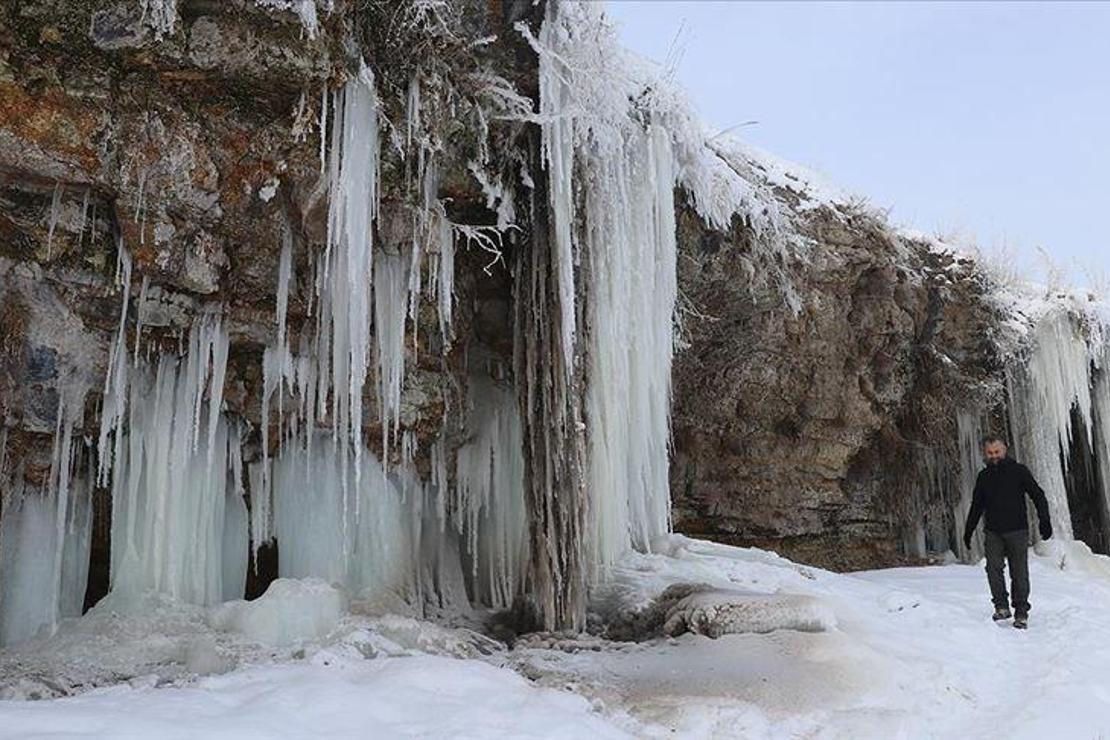 Ağrı'da oluşan uzun buz sarkıtları fotoğrafçıların ilgi odağı oldu