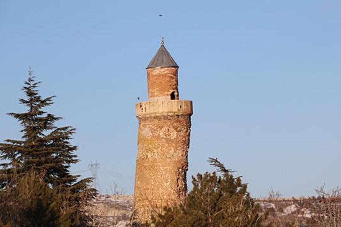 Pisa kulesinden daha fazla eğik olan minare, depremden etkilenmedi