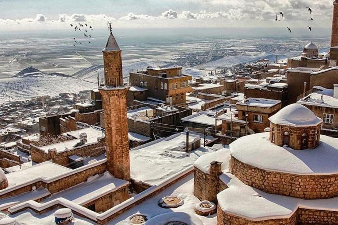 Mardin’de beyaz örtüyle kaplanan tarihi binalar turistleri büyüledi