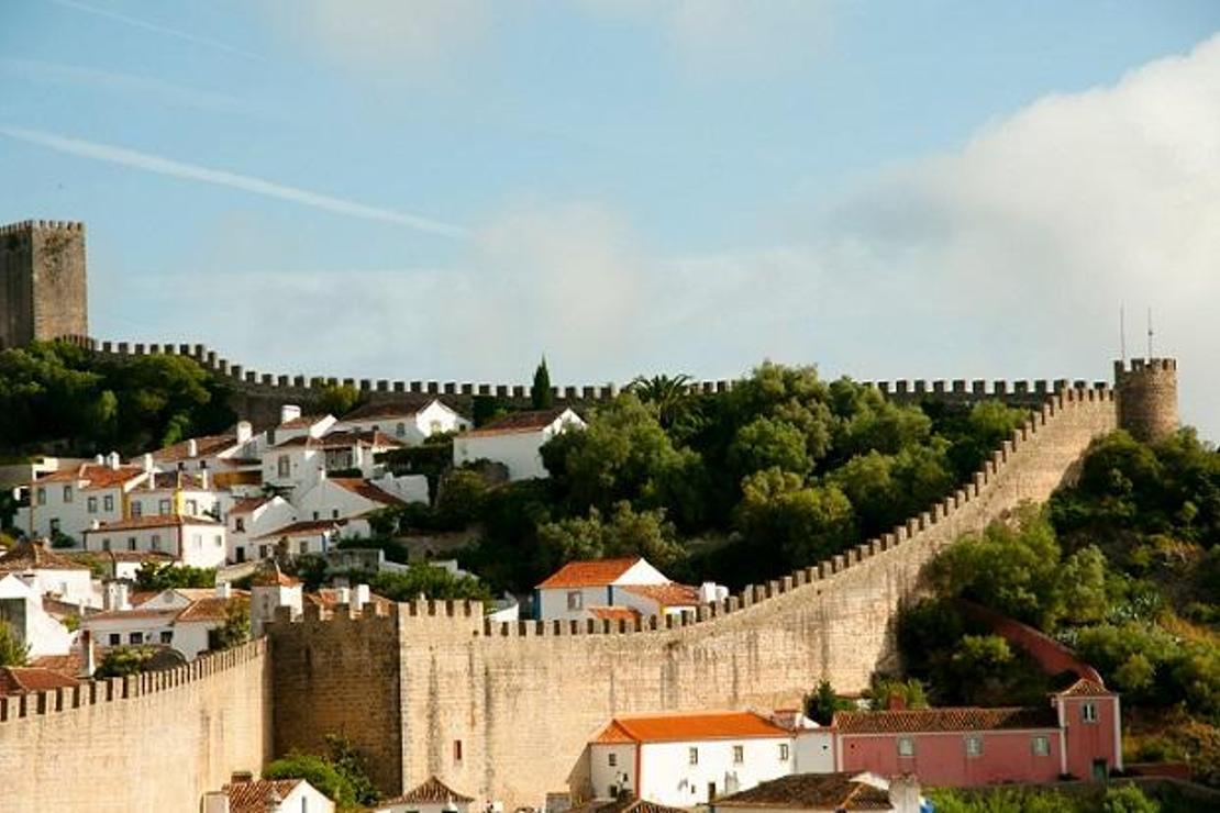 Etrafı surlarla çevrili 2300 yıllık Portekiz kasabası Obidos