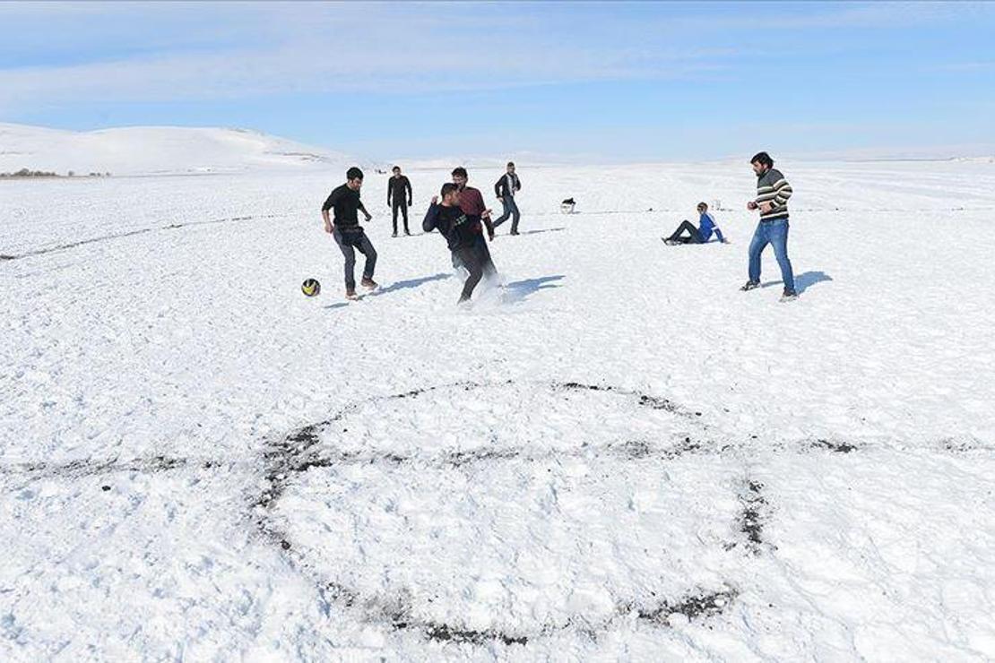 Buz tutan Çıldır Gölü'nde futbol keyfi