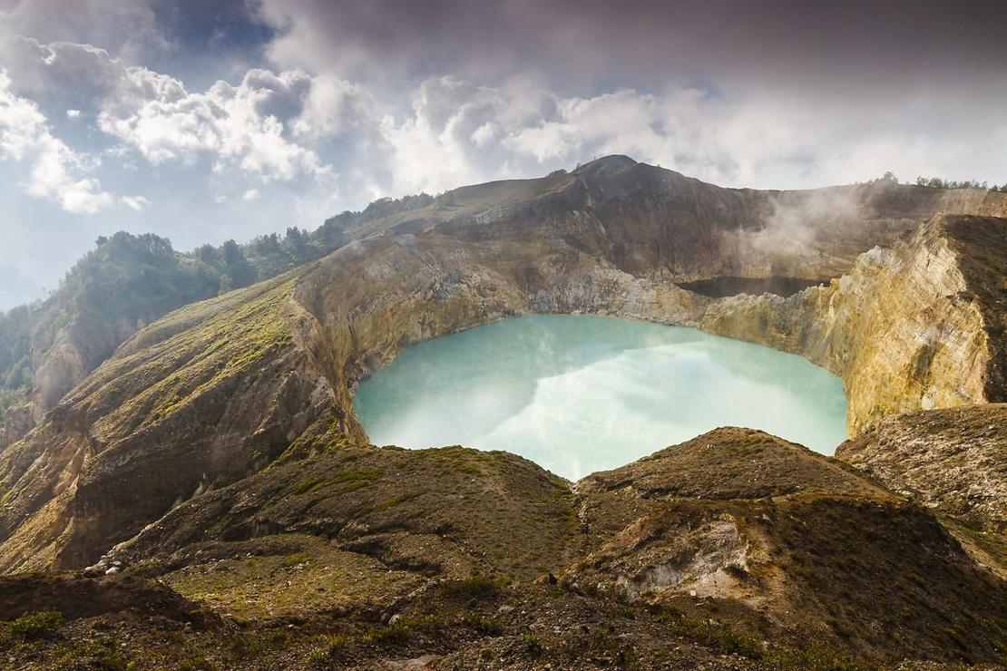 Kelimutu Yanardağının muhteşem krater gölleri