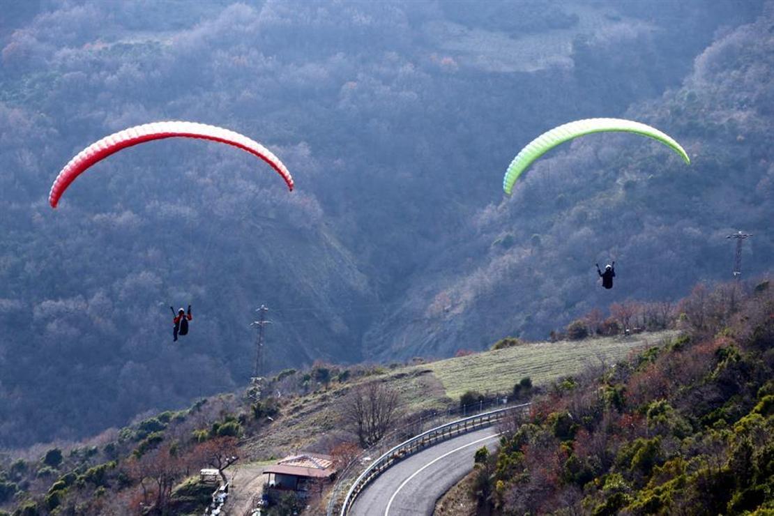 Uçmakdere'de adrenalin tutkunlarının yamaç paraşüt keyfi