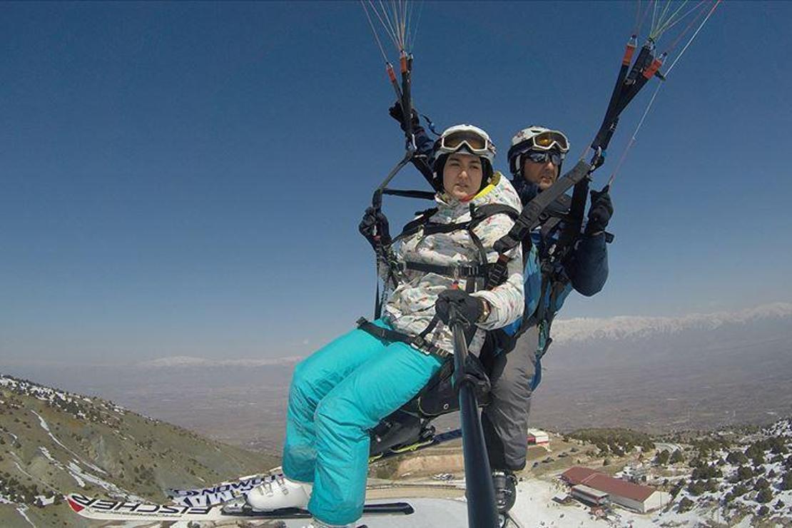 Adrenalin tutkunu baba kızın paraşütlü kayak keyfi
