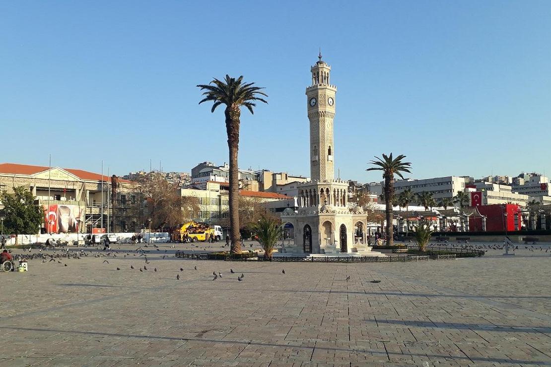 İzmir’de meydanlar boşaldı