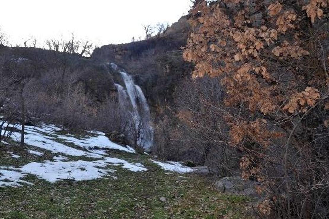 Kar sularıyla beslenen dev şelale görenleri hayran bırakıyor