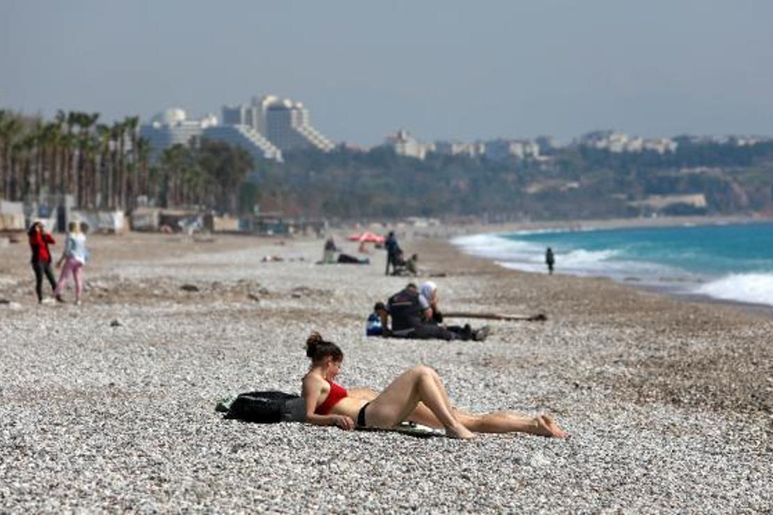 Antalyalılar 'evde kal' çağrısına uydu, turistler denize girdi