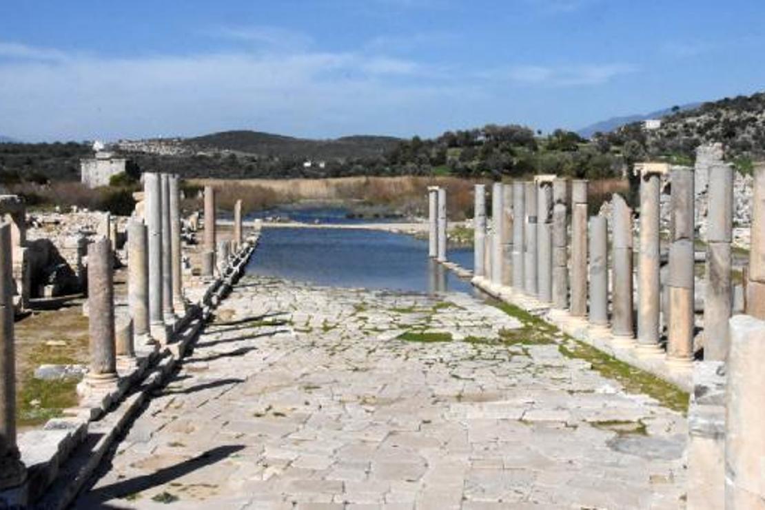 Patara'nın dev sütunları yerlerine dikiliyor