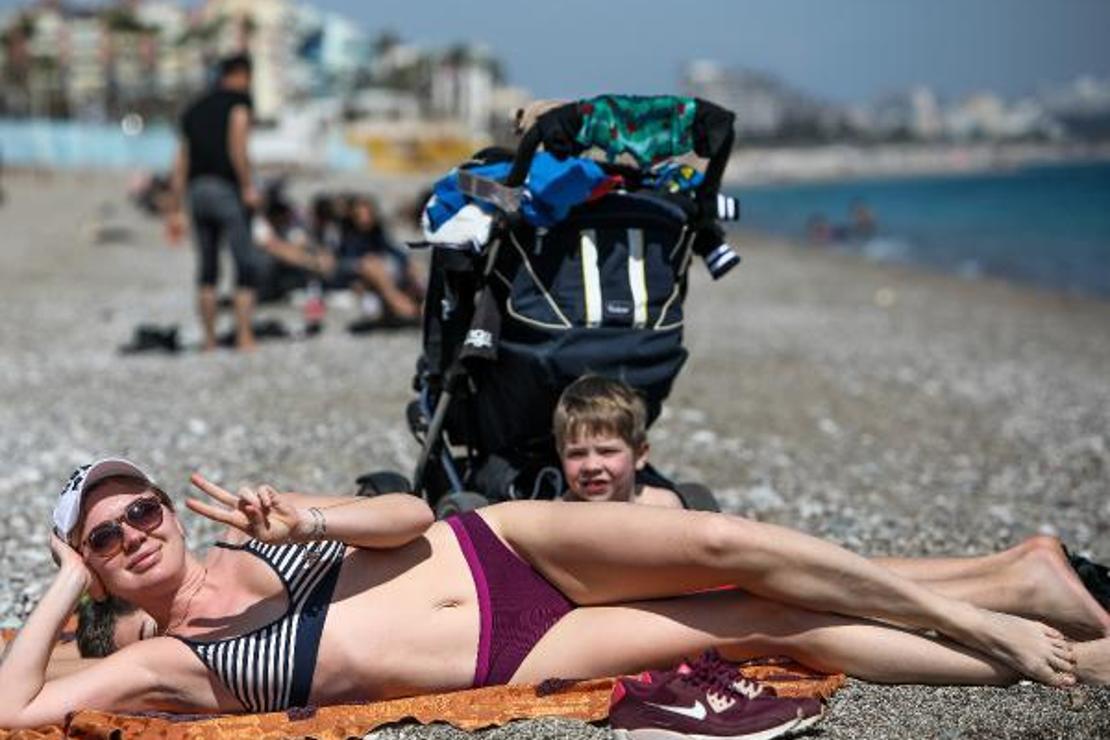 Antalya'da vatandaşlar uyarıları dinlemeyip, sahile koştu