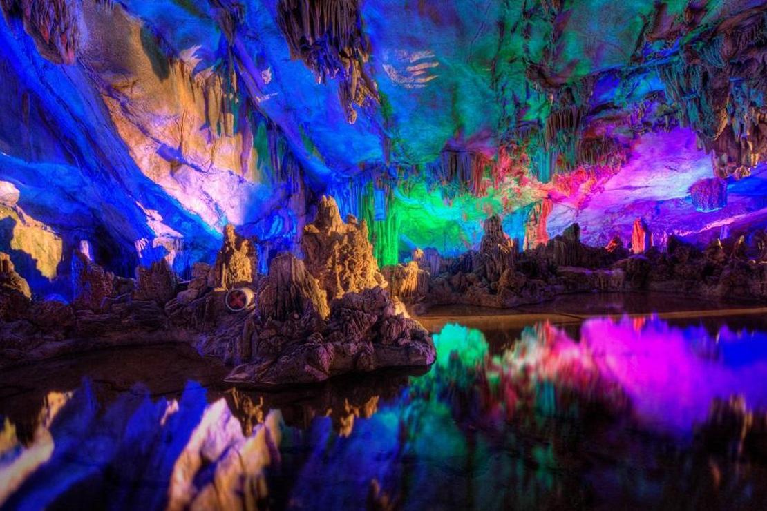 Çin'de bulunan masalsı Reed Flute Mağarası 