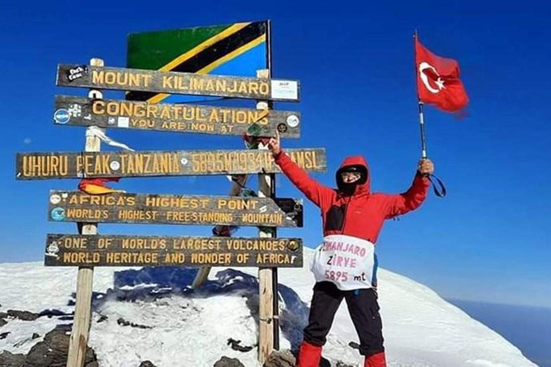 71 yaşında Afrika'nın en yüksek dağı Kilimanjaro'nun zirvesine Türk bayrağını dikti