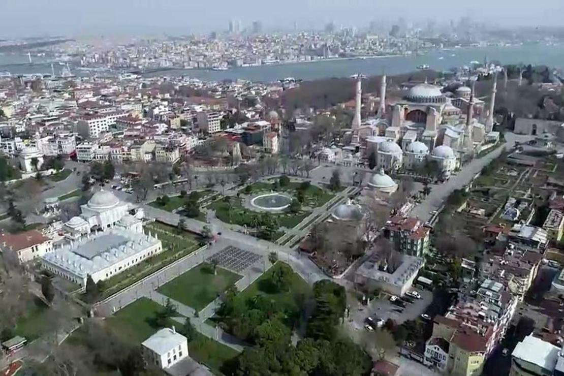 Tarihi Sultanahmet Meydanı tarihin en sakin günlerini geçiriyor